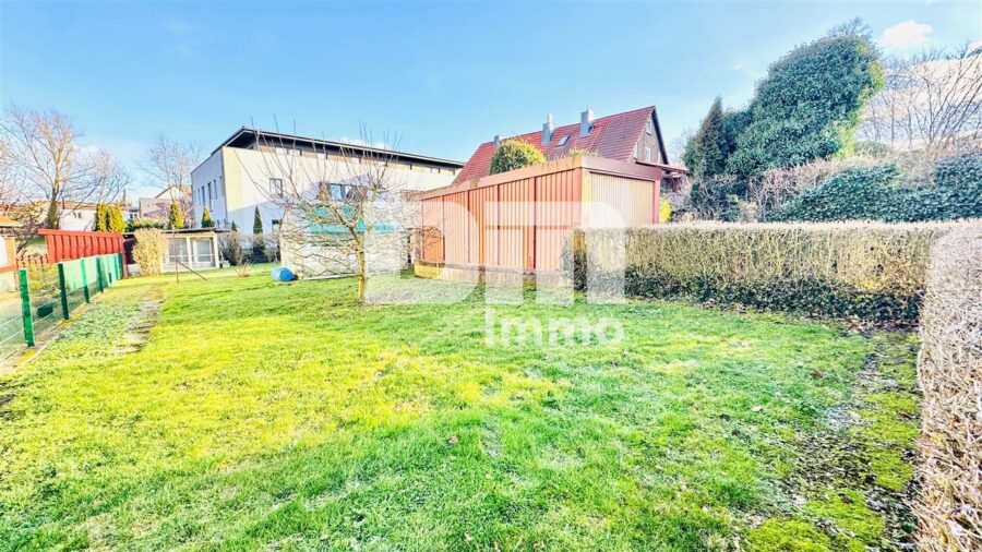 Schöne Doppelhaushälfte mit Nebengebäude, Garage und angelegtem Gartenbereich - Großer Gartenbereich